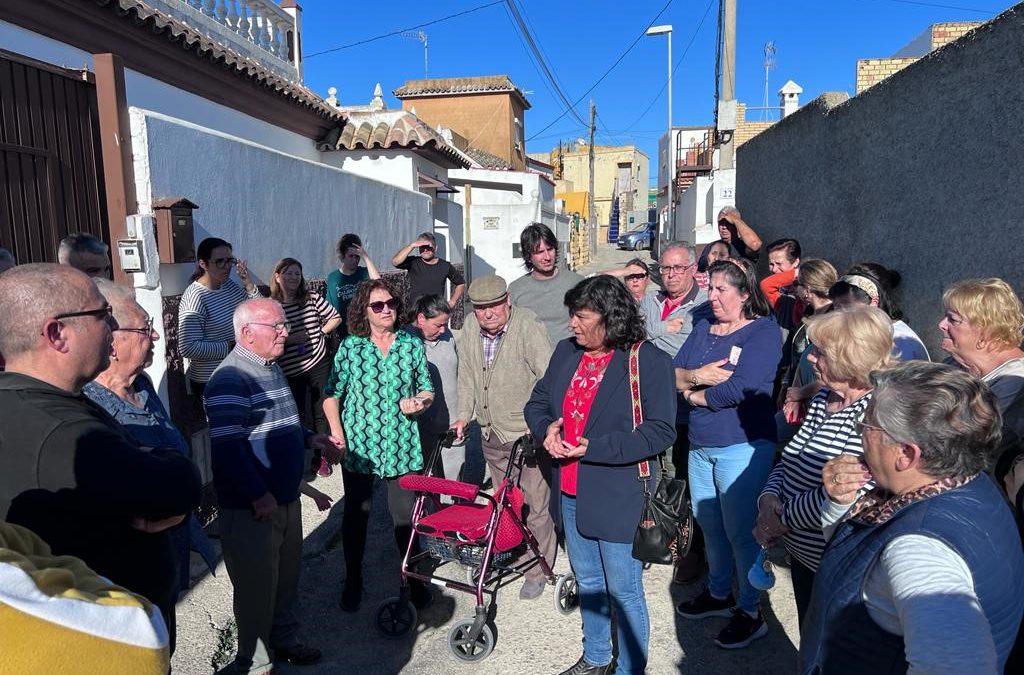Carmen Álvarez exige el asfaltado y arreglo de la red de saneamiento y abastecimiento de la calle Andrés Carmelo Aznar